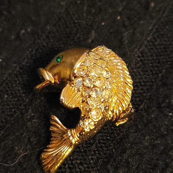 Tiny gold tone fish brooch with rhinstones - Picture 3 of 4